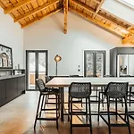 Luxurious 3-bedroom Flat With Sauna And Garage
